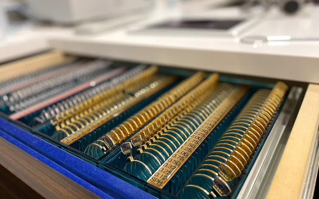 度数別に綺麗に並べられたレンズが入った引き出しの写真